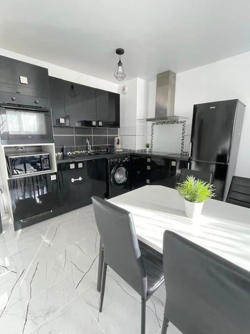 Grand F3 A 30Mn De Paris - Terrasse + Parking Prive Leilighet Saint-Ouen-l'Aumone Eksteriør bilde